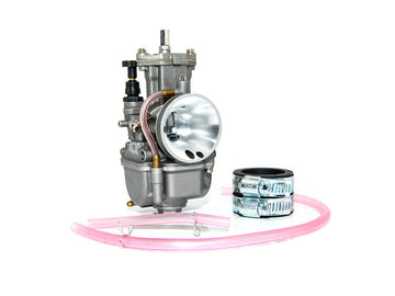 Vergaser mit roten Schläuchen und schwarzem Ansauggummi.