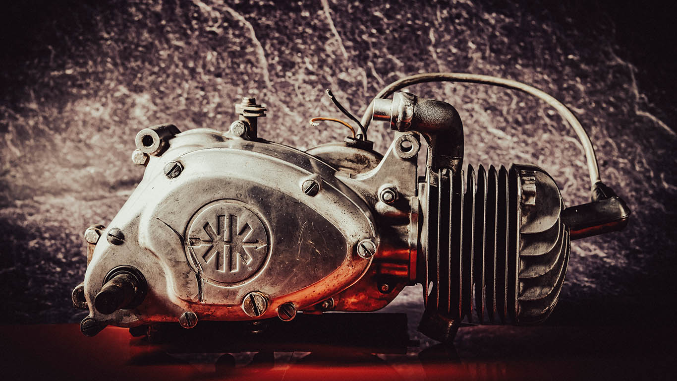 Liegender Kreidler Florett Motor mit grauem Hintergrund und rotem Untergrund 1621243260e1af0c20-0