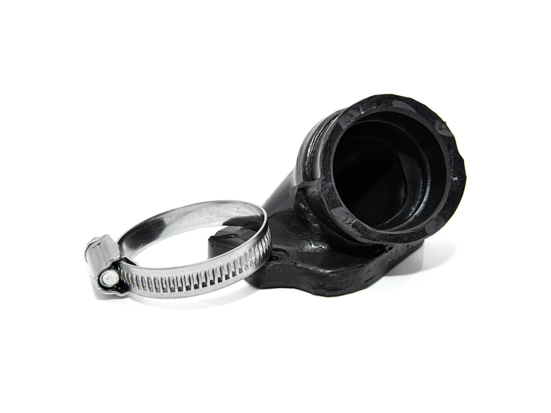 Ansaugstutzen aus schwarzem Gummi mit Schlauchschelle.