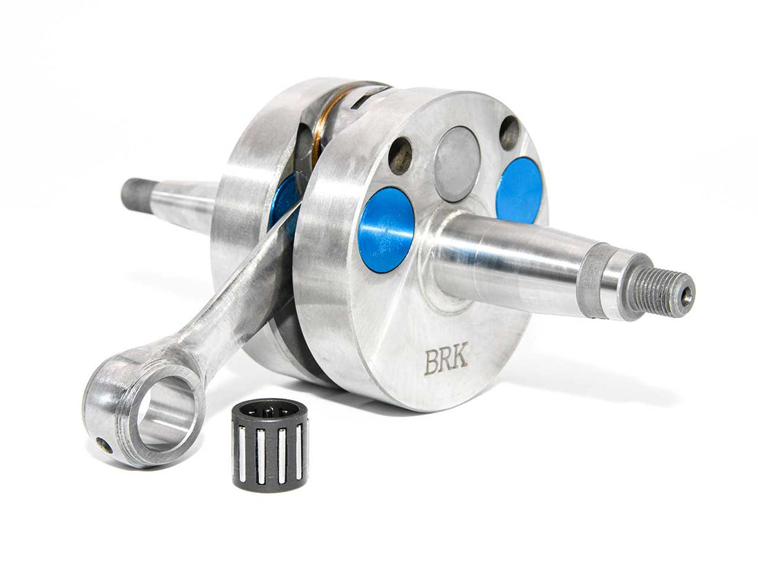 Barikit Kurbelwelle für einen D50B0 Motor. Eine Pleuelstange mit Hubzapfen und ein Nadellager.