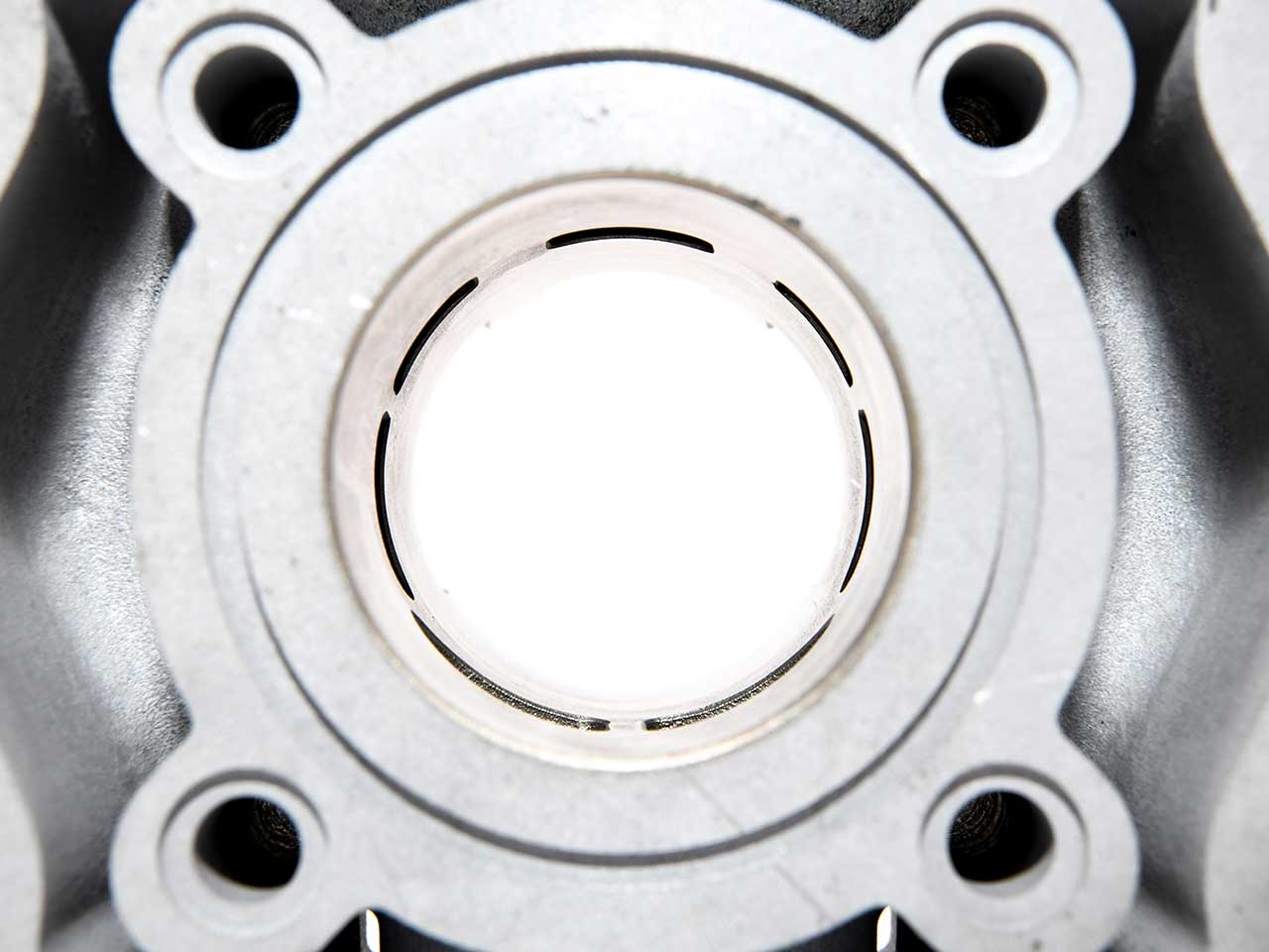 BARIKIT Tuning Zylinder von innen Fotografiert überströmter sowie Auslass sichtbar.