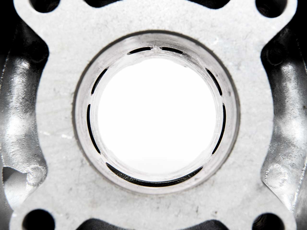 BARIKIT Tuning Zylinder von innen Fotografiert überströmter sowie Auslass sichtbar.