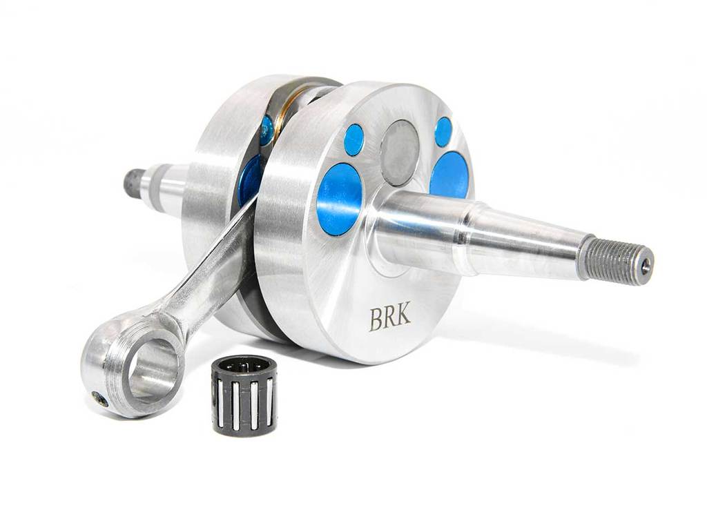 Barikit BRK Tuning Kurbelwelle für einen D50B0 Moped Motor. Eine Pleuelstange mit Hubzapfen und ein Nadellager. Mit blau eloxierten Wuchtgewichten. 