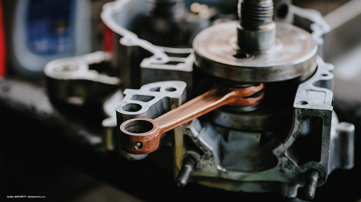 Neuer Pleuel der in einem gebrauchten Motor verbaut ist. 