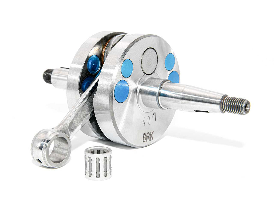 Barikit Tuning Kurbelwelle für einen AM6 Moped Motor. Eine Pleuelstange mit Hubzapfen und ein Nadellager.